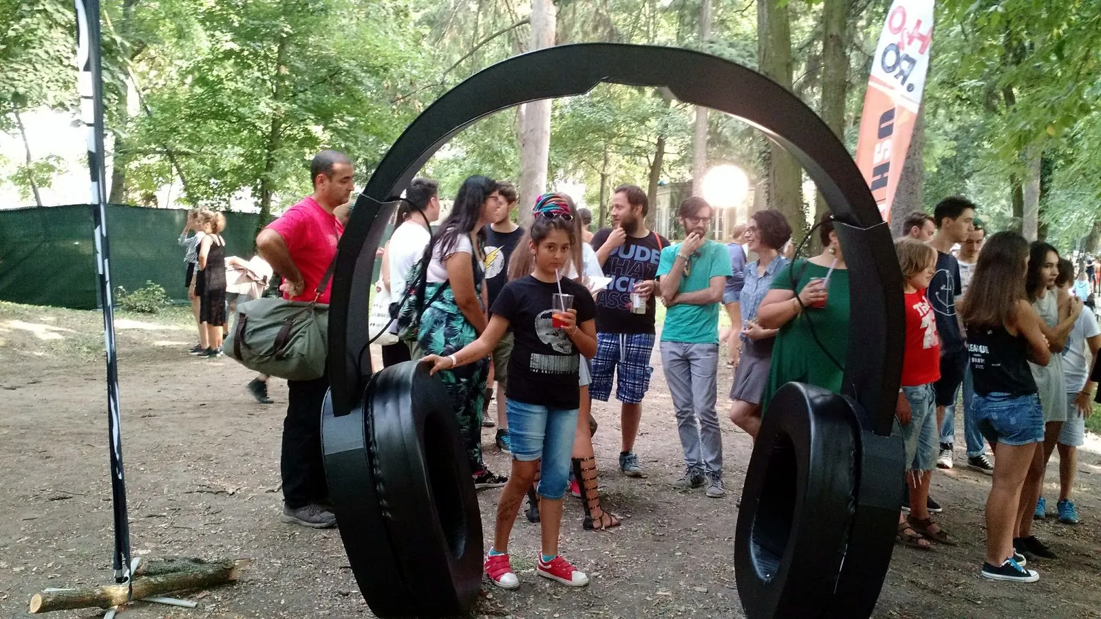 Oversized headphones — image 1