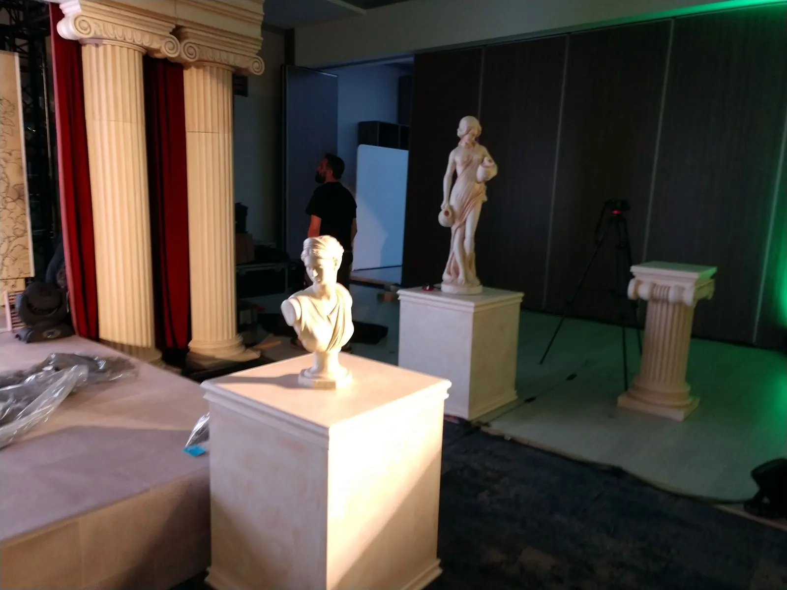 Classical set with columns and statues — image 1