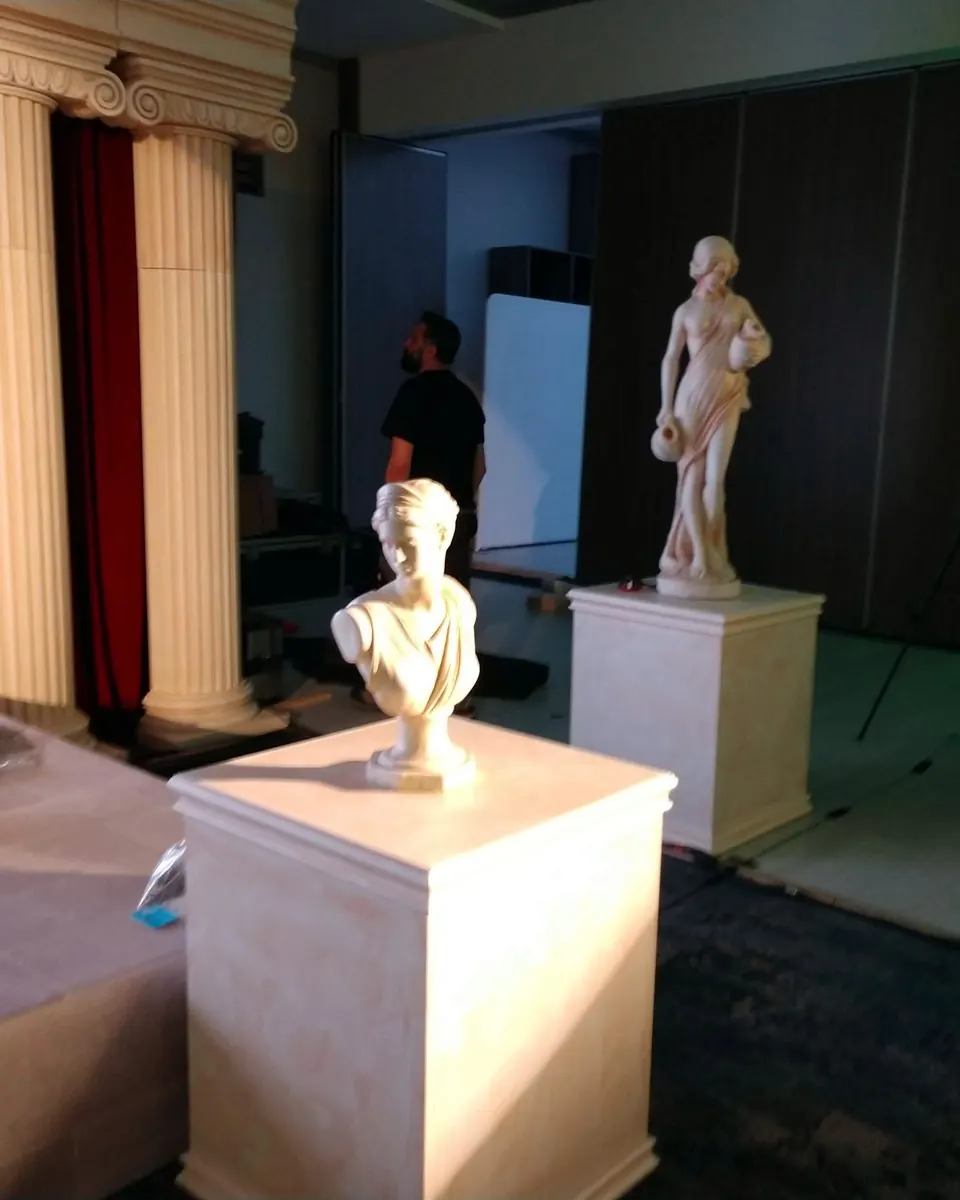 Decor clasic cu coloane si statui — BASF · prin Publicis