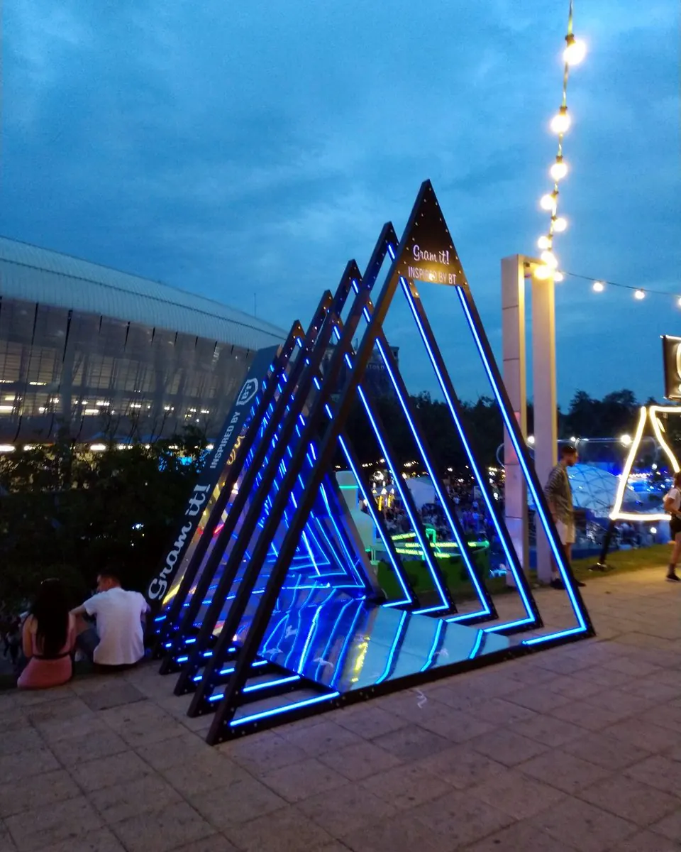 Instalatie cu triunghiuri luminoase — prin Publicis