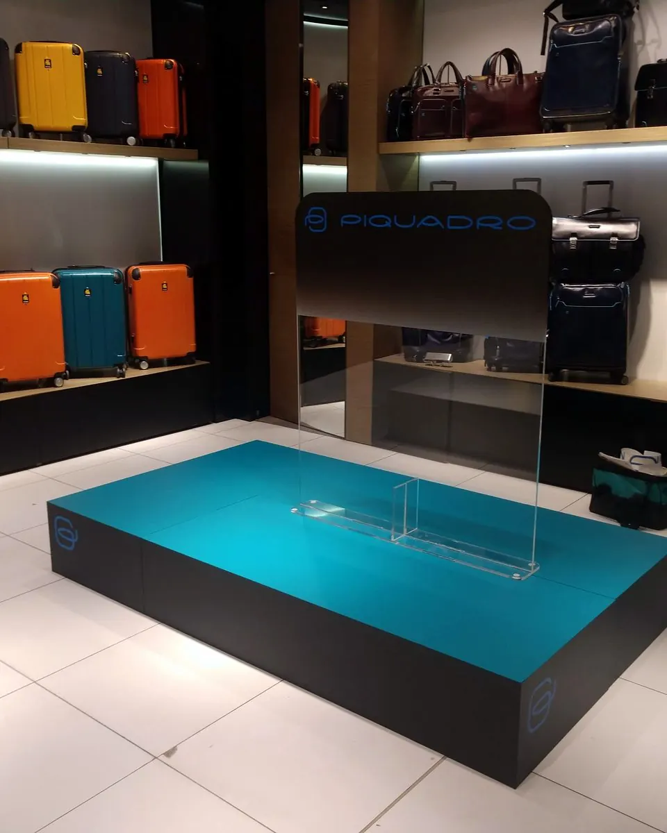 Insula de prezentare Piquadro — Piquadro · Best Value