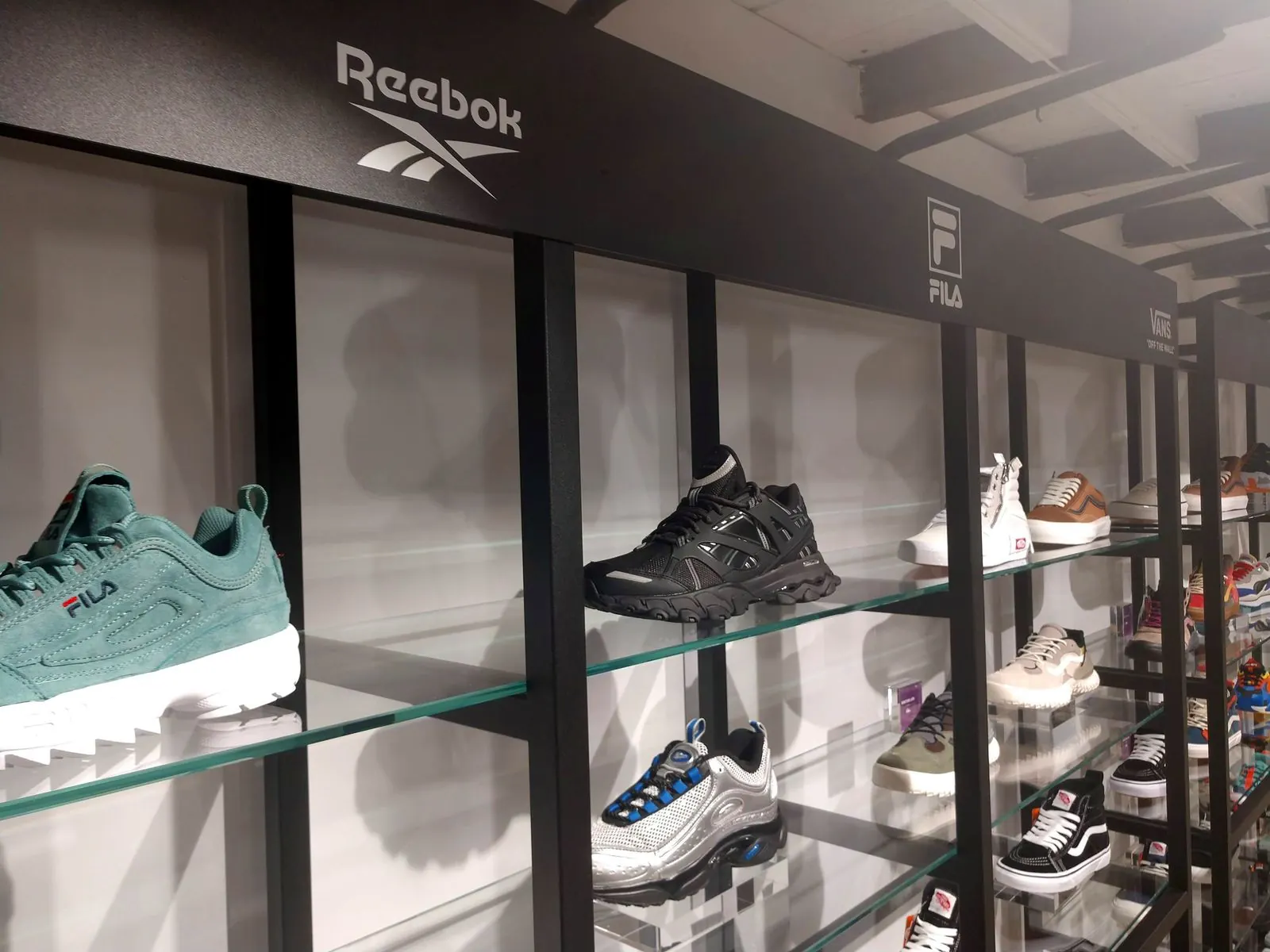 Footshop store fit-out — image 1