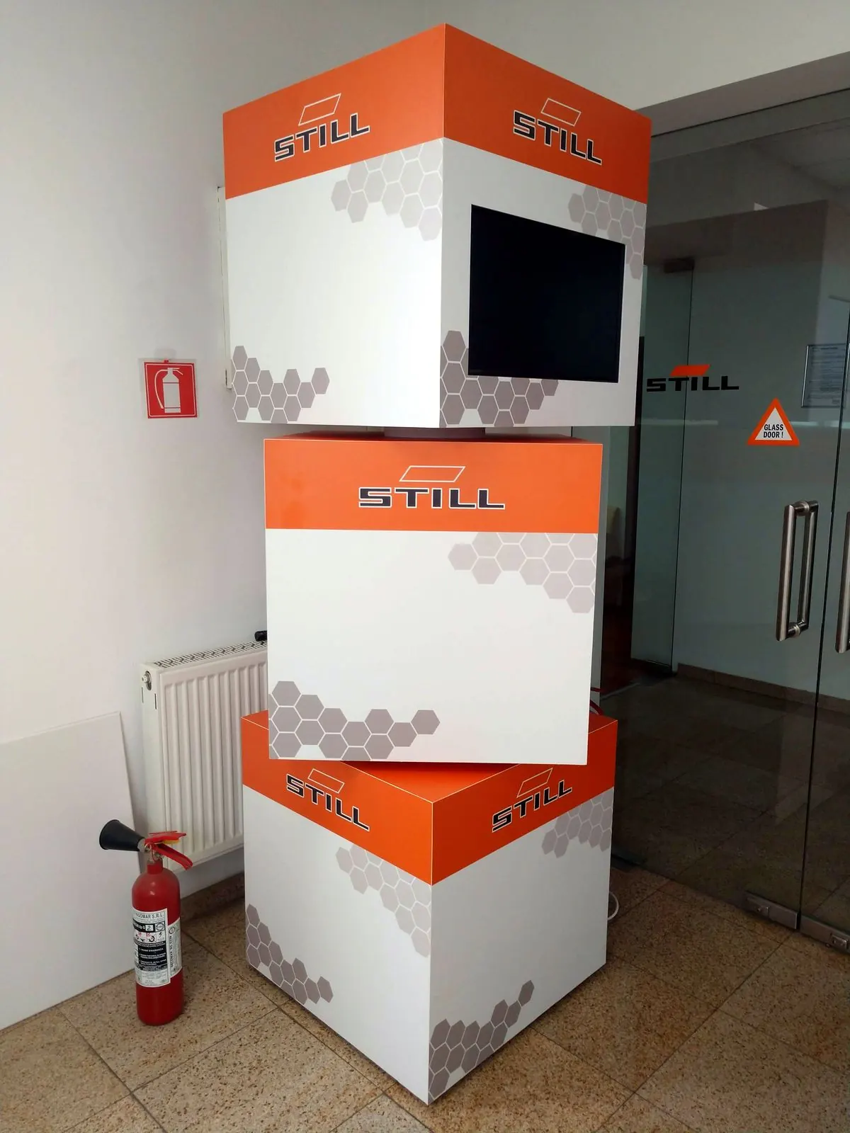 Still cube totem — image 1